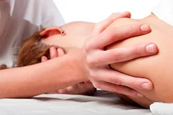 Imagen de una manipulación cervical de osteopatía estructural