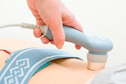 Fisioterapia aplicando técnica de electroterapia y ultrasonido